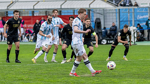 Der wird doch nicht &ndash; wird er doch: 1860-Kapit&auml;n und Elfmetersch&uuml;tze Jacobsen (M.) trifft vom Elfmeterpunkt mit einem Lupfer in hohem Bogen ins Tor.