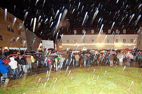 Kerzen im Regen: 500 Fürstenzeller zeigen eine Woche nach dem Anschlag ihre Solidarität mit dem Opfer und protestieren gegen Neonazis.