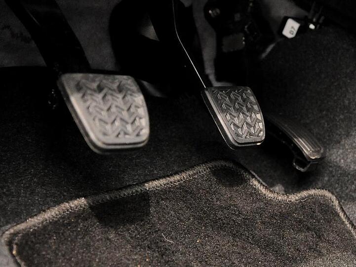 Gas- und Bremspedal verwechselt: Eine ältere Frau hat bei der Fahrt aus der Waschanlage mehrere Autos gerammt