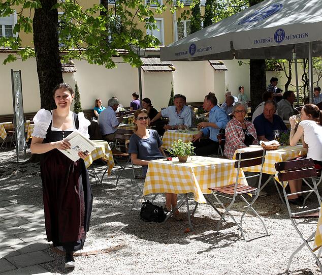 Charmante Bedienungen in der Schlosswirtschaft.