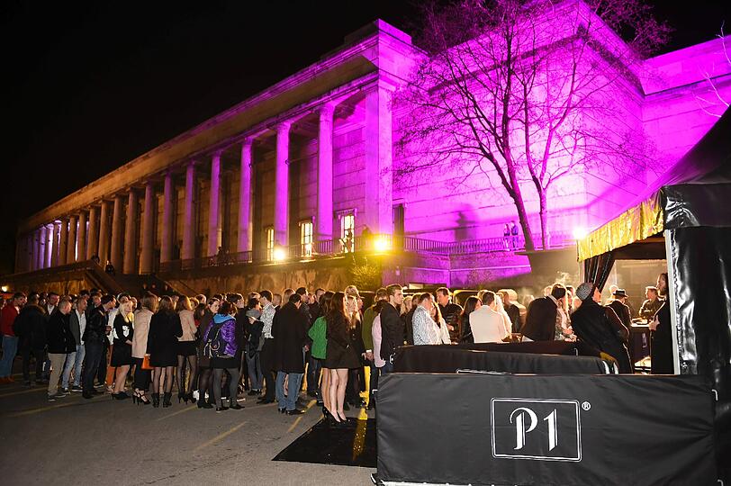 Im strahlenden Pink leuchtete das Haus der Kunst