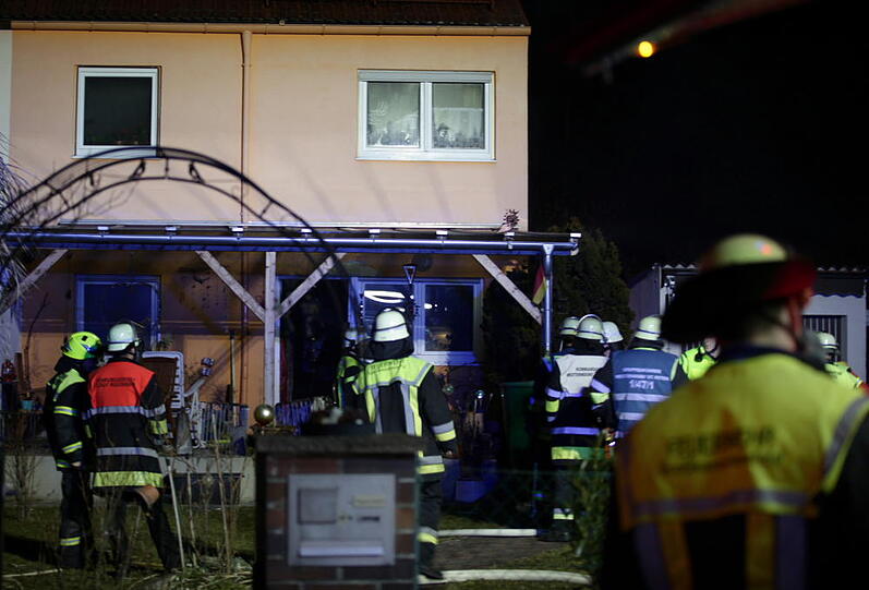 Explosion im Keller - die Bilder vom Feuerwehreinsatz in Großkarolinenfeld.