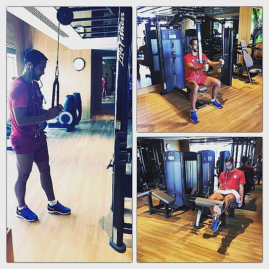 ... aber er bereitet sich auch im Fitness-Studio auf das Länderspiel mit der marokkanischen Nationalmannschaft gegen Libyen vor.