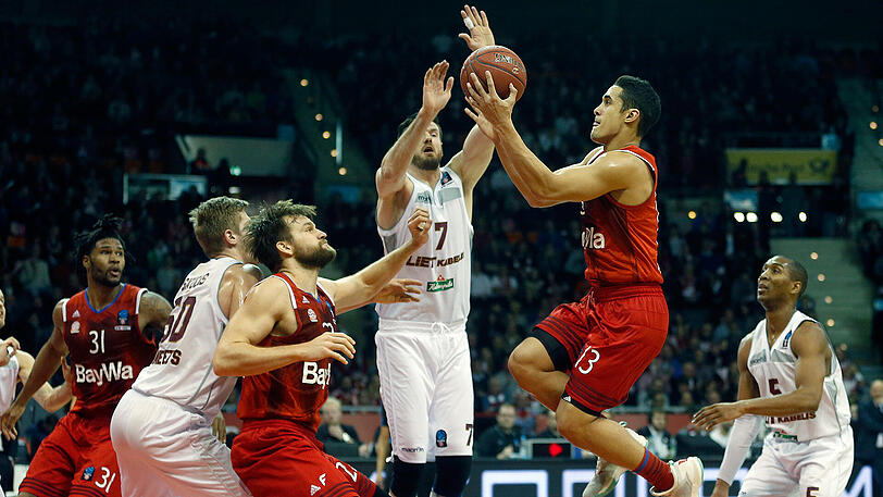 Mit vier Siegen ins neue Jahr gestartet: Nick Johnson (Ball) und die Basketballer des FC Bayern.