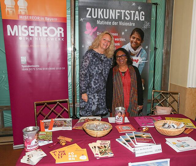 Elisabeth Kleffner und Rita Panicker am Stand von Misereror.