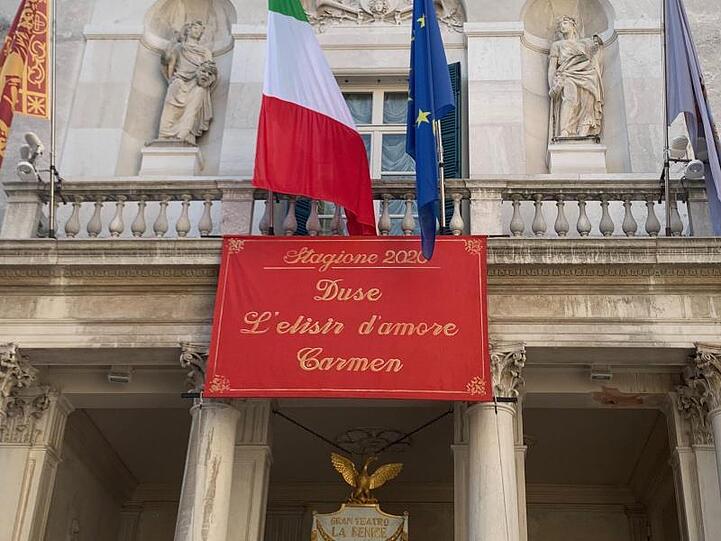 Am Opernhaus La Fenice in Venedig kann wieder vor Publikum gespielt und gesungen werden.