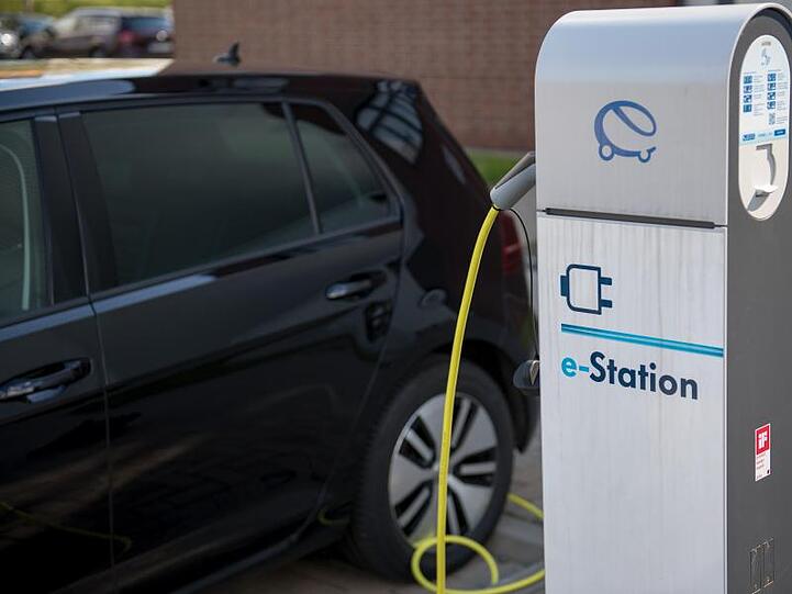 Fahrer von Elektroautos können ihren Wagen an immer mehr öffentlich zugänglichen Stationen aufladen.
