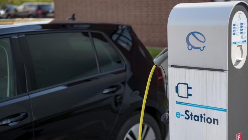 Fahrer von Elektroautos können ihren Wagen an immer mehr öffentlich zugänglichen Stationen aufladen. Fahrer von Elektroautos können ihren Wagen an immer mehr öffentlich zugänglichen Stationen aufladen.