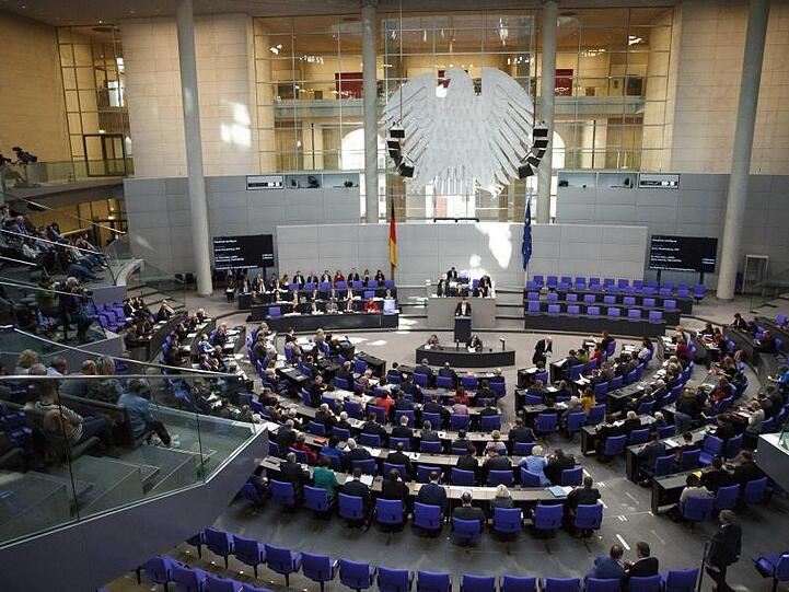 Abgeordnete nehmen an einer Sitzung des Bundestages teil.