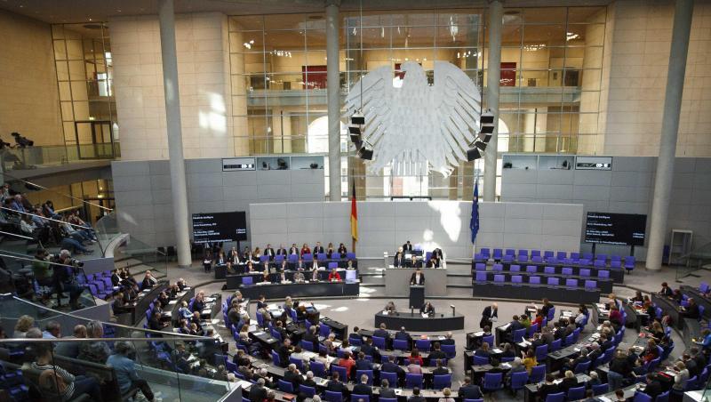 Abgeordnete nehmen an einer Sitzung des Bundestages teil. Abgeordnete nehmen an einer Sitzung des Bundestages teil.