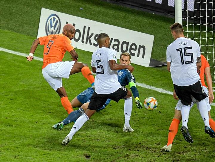 Falsches Gehäuse: Jonathan Tah traf per Eigentor zum 1:1 für die Niederlande.