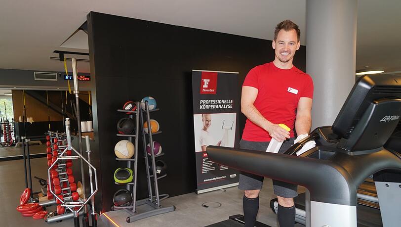 Alexander Doussis vom Fitness First wischt nochmal durch, bevor es losgeht. Alexander Doussis vom Fitness First wischt nochmal durch, bevor es losgeht.
