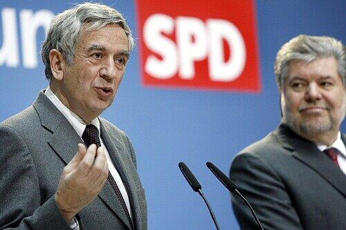 Wahl-Verlierer Michael Naumann (l.) ist stinksauer über die Extratouren seines Chefs.