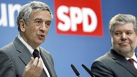 Wahl-Verlierer Michael Naumann (l.) ist stinksauer über die Extratouren seines Chefs.