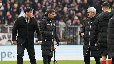 St. Paulis Präsident Oke Göttlich (l) sieht im Abgang von Trainer Fabian Hürzeler auch einen Beleg für gute Arbeit im Club.