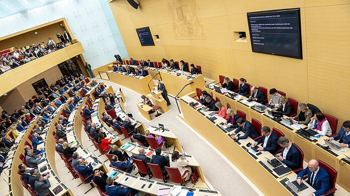 Abgeordnet des Bayerischen Landtag nehmen im Plenarsaal des Maximilianeum an einer Sitzung teil.