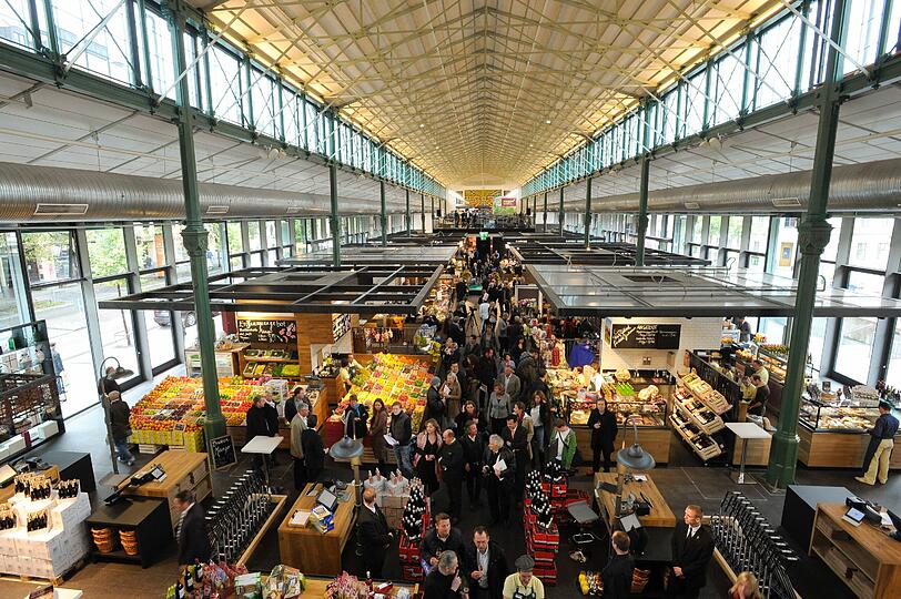 So sieht sie aus, die neue Schrannenhalle: Lichtdurchflutet und voller Leckereien!