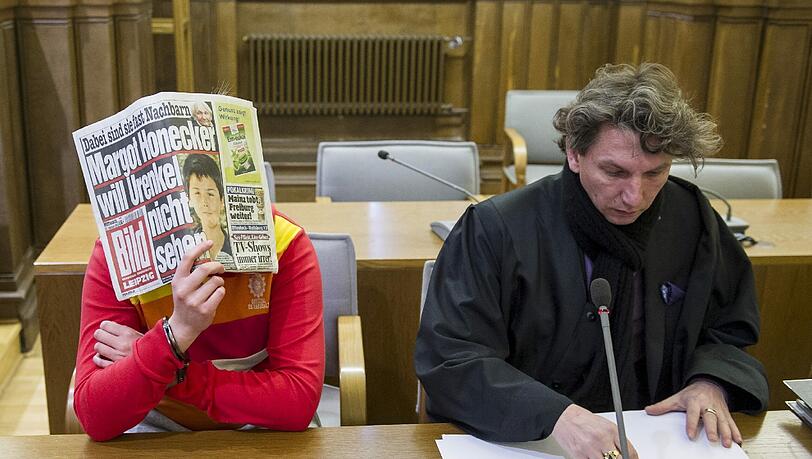 Die 19-jährige Mutter mit ihrem Anwalt vor Gericht. Die 19-jährige Mutter mit ihrem Anwalt vor Gericht.
