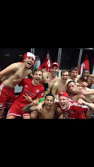 Mario Götze mit einem Gruppenbild aus der Kabine: Deutscher Meister 2014! Diese Mannschaft ist überragend // Deutscher Meister 2014! This team is awesome.  Dream come true again.