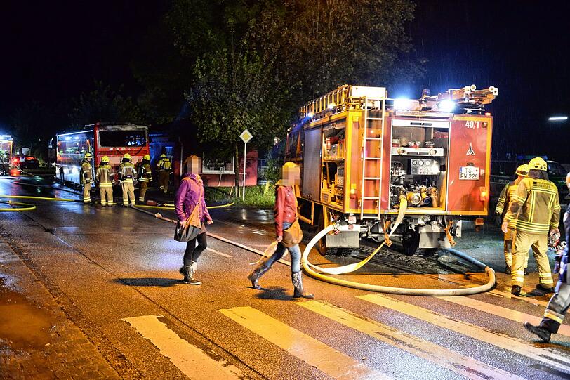 Brand eines Reisebusses in Übersee. Die Bilder vom Feuerwehreinsatz.