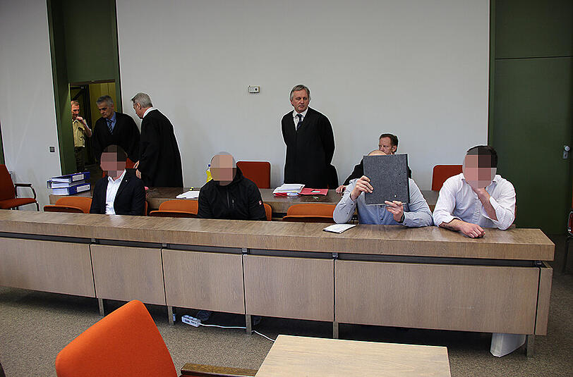 Die Drogendealer auf der Anklagebank.