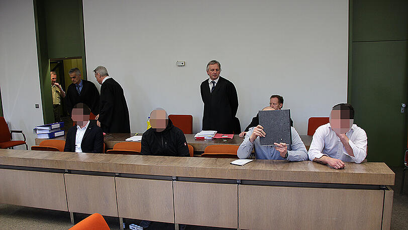 Die Drogendealer auf der Anklagebank. Die Drogendealer auf der Anklagebank.