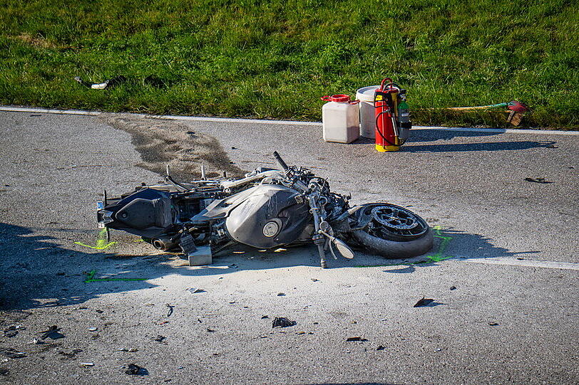 Auf der B20 bei Bayerisch Gmain kollidierten die beiden Motorräder frontal.