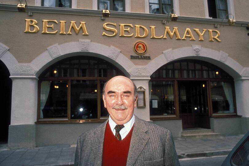 Schauspieler Walter Sedlmayr wurde am 15. Juli 1990 von seinem Privatsekretär in seiner Schwabinger Wohnung aufgefunden. Sedlmayer war mit mehreren Messerstichen an Hals und Nieren verletzt und mit einem Hammer erschlagen worden.