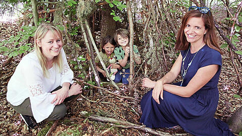 Schulstunde im Fürstenrieder Stadtwald: Försterin Marion Schmid (l.) zeigt Anouk (4), Jonas (6) und Kristina Frank, wie das geht.