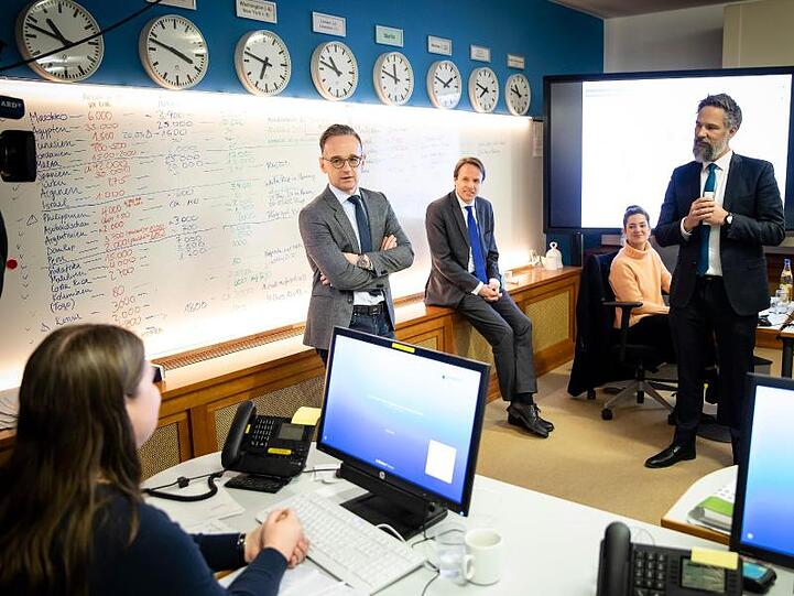 Außenminister Heiko Maas besucht am 20. März das Krisenreaktionszentrum im Auswärtigen Amt. Hier wird die Rückholaktion deutscher Staatsbürger aus dem Ausland organisiert.