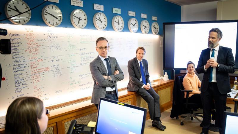 Außenminister Heiko Maas besucht am 20. März das Krisenreaktionszentrum im Auswärtigen Amt. Hier wird die Rückholaktion deutscher Staatsbürger aus dem Ausland organisiert. Außenminister Heiko Maas besucht am 20. März das Krisenreaktionszentrum im Auswärtigen Amt. Hier wird die Rückholaktion deutscher Staatsbürger aus dem Ausland organisiert.