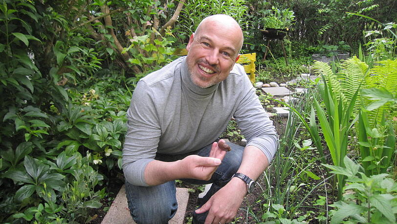 Schneckenforscher Schrödl mit einer Wegschnecke. Der Zoologe (54) ist Professor an der Ludwig-Maximilians-Universität und Leiter der Weichtiersektion an der Zoologischen Staatssammlung in München.