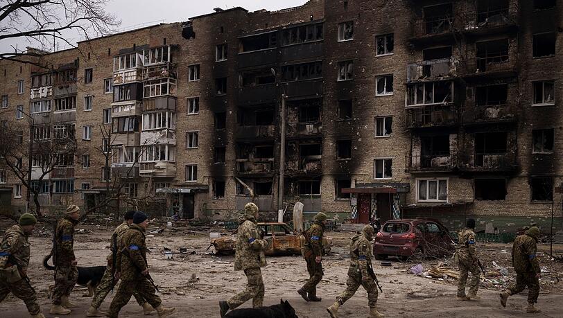 Ukrainische Soldaten begutachten ein schwer beschädigtes Wohnhaus in Irpin. Ukrainische Soldaten begutachten ein schwer beschädigtes Wohnhaus in Irpin.