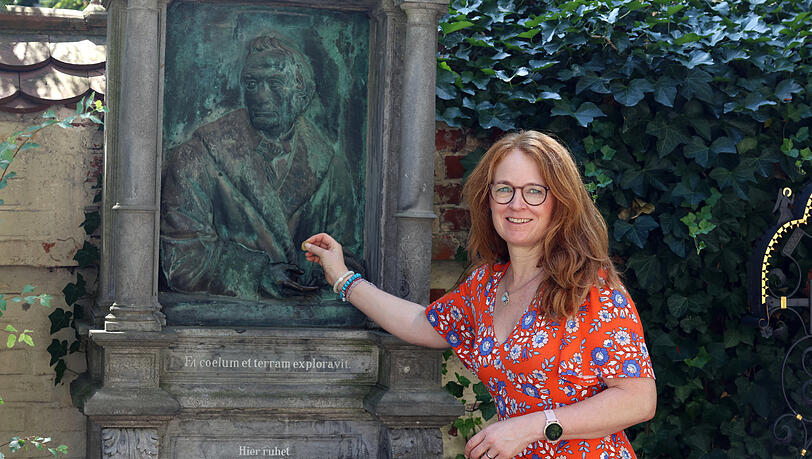 Eine Münze für die Kinder: Grit Ranft am Grab von Lamont auf dem Bogenhauser Friedhof. Eine Münze für die Kinder: Grit Ranft am Grab von Lamont auf dem Bogenhauser Friedhof.