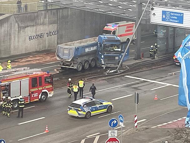 Rettungskräfte und Polizei sind nach dem Lastwagenunfall auf dem Mittleren Ring in München im Einsatz. Rettungskräfte und Polizei sind nach dem Lastwagenunfall auf dem Mittleren Ring in München im Einsatz.