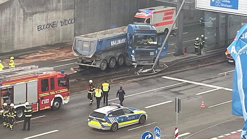 Rettungskräfte und Polizei sind nach dem Lastwagenunfall auf dem Mittleren Ring in München im Einsatz.