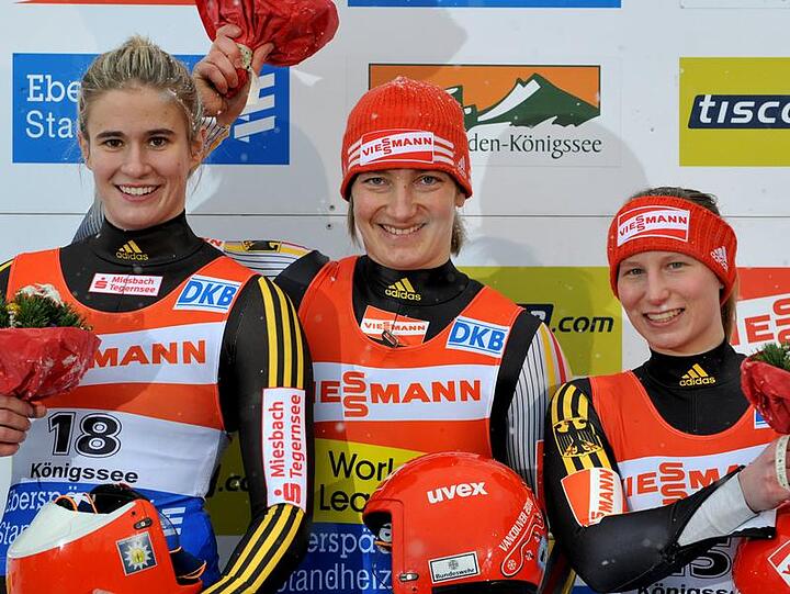 Natalie Geisenberger (l-r), Tatjana Hüfner und Steffi Sieger auf dem Siegerpodest
