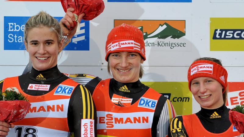 Natalie Geisenberger (l-r), Tatjana Hüfner und Steffi Sieger auf dem Siegerpodest Natalie Geisenberger (l-r), Tatjana Hüfner und Steffi Sieger auf dem Siegerpodest