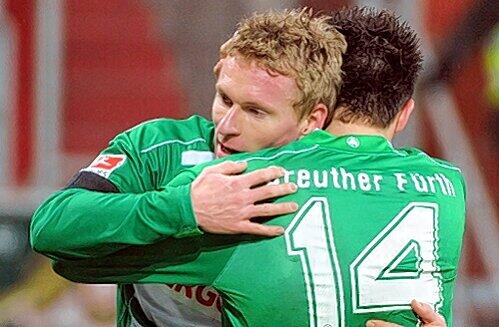 Gelbsperre abgesessen: Leo Haas (links, beim Jubel mit Teamkollege Edgar Prib) stellt sich am Sonntag in Aue auf ein echtes Kampfspiel ein.