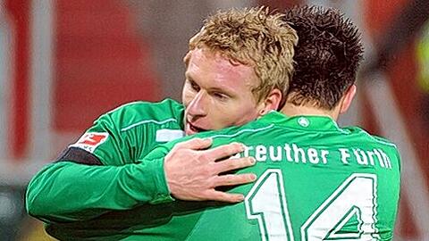Gelbsperre abgesessen: Leo Haas (links, beim Jubel mit Teamkollege Edgar Prib) stellt sich am Sonntag in Aue auf ein echtes Kampfspiel ein.