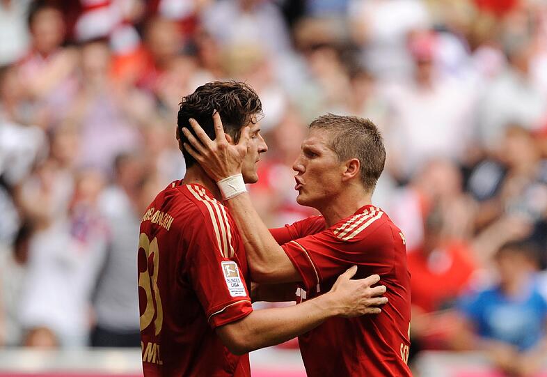 BASTIAN SCHWEINSTEIGER: Ein paar Übersteiger, ein paar Finten, aber auch eine gehörige Streuung in seinen Pässen und Flanken. Viel Defensivarbeit, mit Kopfballtreffer zum 2:1 (71.). Machte danach den Basketball-Jubel. Note: 3