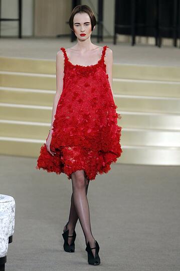 Unverkennbar Chanel: Die Formen und Farben eher klassisch, Lagerfeld hat eher mit den Materialien experimentiert.