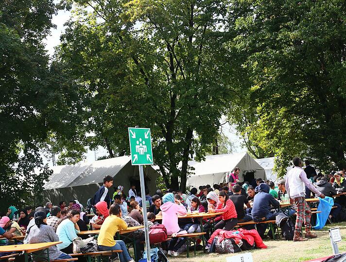 Im eiligst errichteten Zeltlager hinter der Donnersbergerbrücke haben bis zu 1000 Menschen Platz.