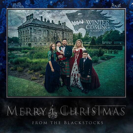 Auch eine Idee: Popsängerin Kelly Clarkson verschickt Weihnachtsgrüße im Stil vom Serienhit &bdquo;Game of Thrones&ldquo;.