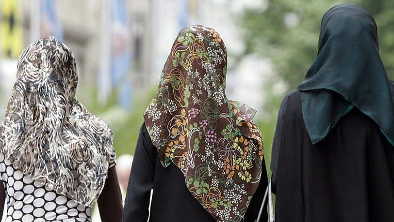 Kinderehen in Deutschland: Laut Innenministerium sind fast 1.500 Mädchen mit älteren Männern verheiratet. Kinderehen in Deutschland: Laut Innenministerium sind fast 1.500 Mädchen mit älteren Männern verheiratet.
