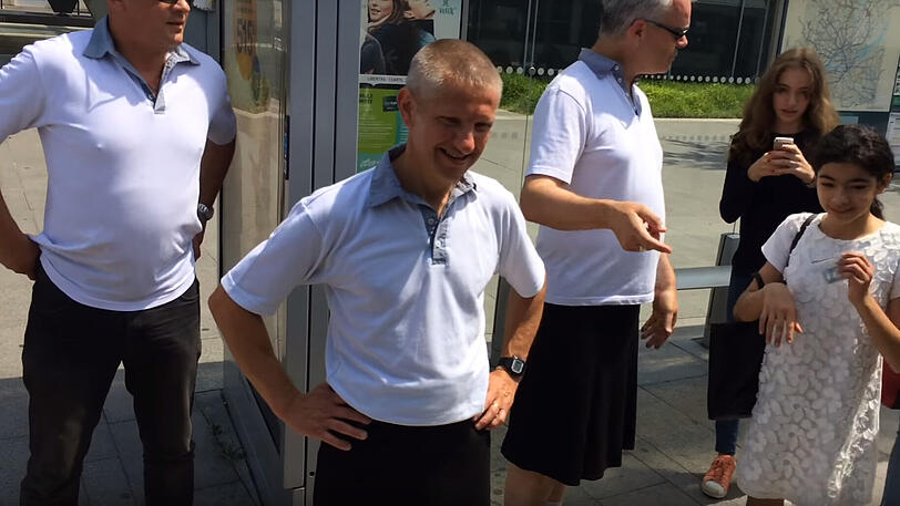 Weil sie trotz heißer Temperaturen keine Shorts tragen dürfen, erschienen einige Busfahrer in Frankreich in einem Rock zur Arbeit.