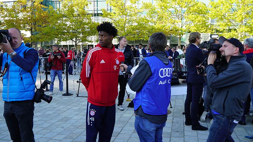 Doch auch Interviews standen für den Linksverteidiger der Bayern auf dem Programm.
