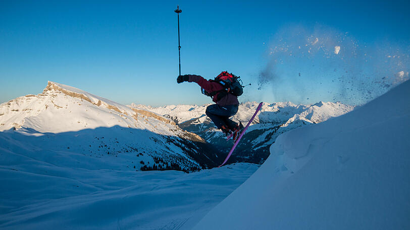 Ein Freerider im frischen Pulverschnee: Die Versuchung ist groß, das Gespür fürs lauernde Risiko aber oft nicht vorhanden.