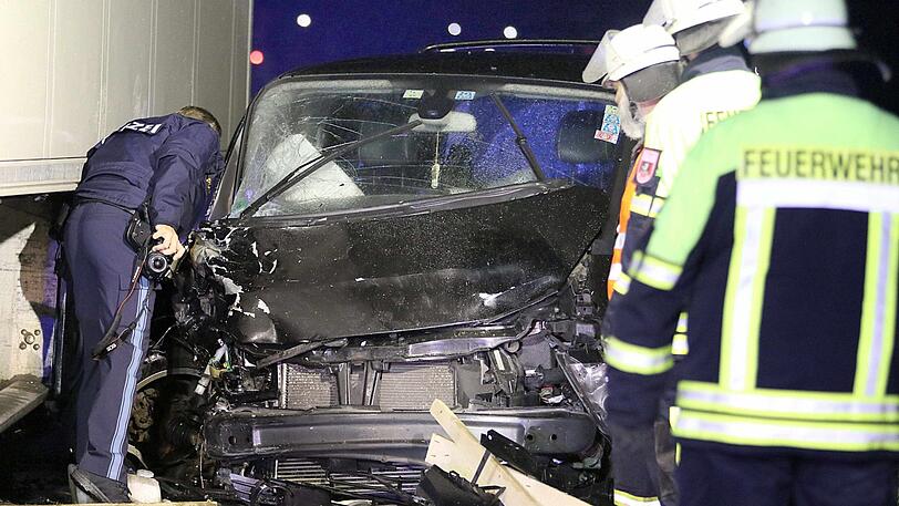 Trümmerfeld auf der B304 - die Straße musste für Stunden gesperrt werden. Bilder vom Bergungseinsatz.