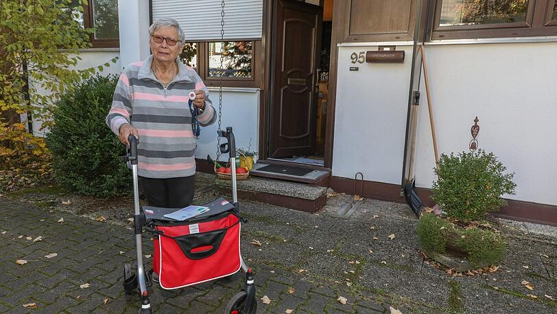 Renate Hausinger (73) braucht am Allerheiligen-Feiertag medizinische Hilfe. Mit dem Notrufknopf der Johanniter geht es gut &ndash; unter der 116 117 lässt man sie im Stich.